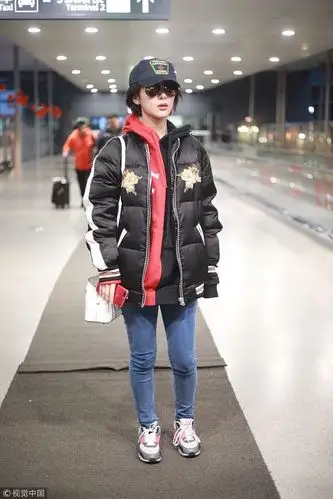 杨紫刺绣羽绒服搭拼色帽衫 牛仔裤配nike球鞋青春少女