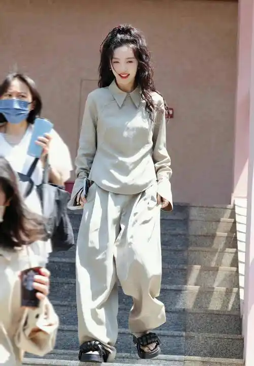 蔡文静很会用!机场私服就像跑道模特,可爱,漂亮,实用_黑色_衬衫_米色