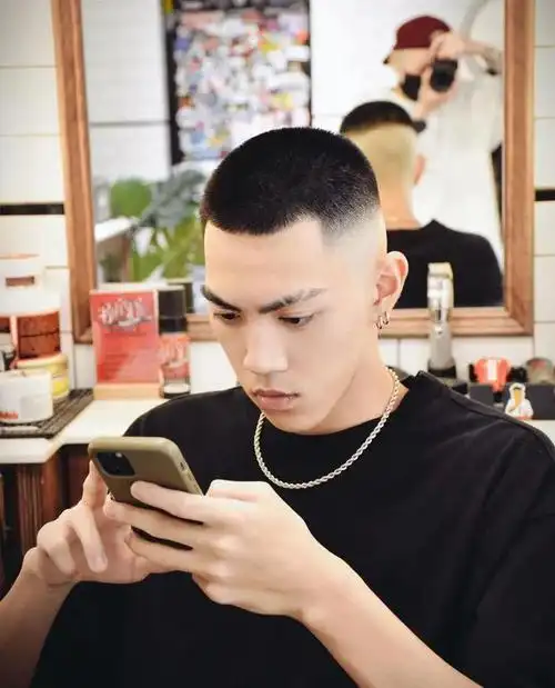 男生"两边剃短"发型超帅气,2024年剪这三款,尽显潮男范