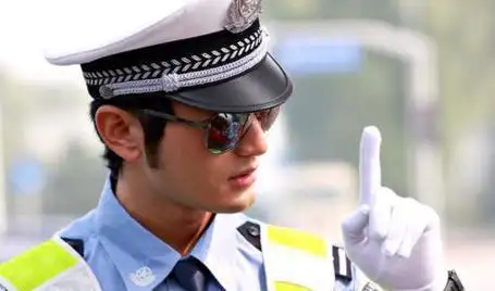 明星穿警服刘德华霸气外露陈小春可爱而他演警察都像坏人