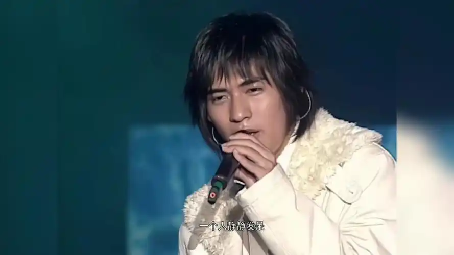 周渝民致敬偶像刘德华,共唱《冰雨》,天公作美下大雨.