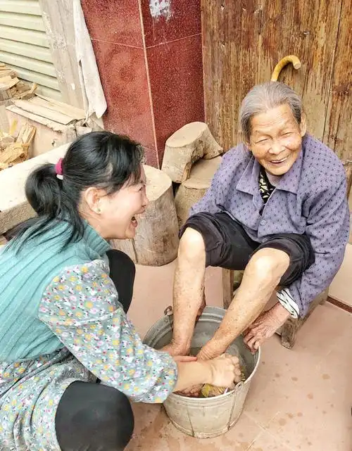 帮奶奶洗脚