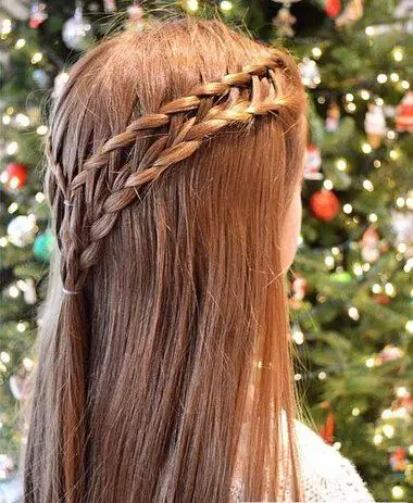 公主头发型从脑后开始的大辫子与小辫子的混合 如何给小女孩梳漂亮的