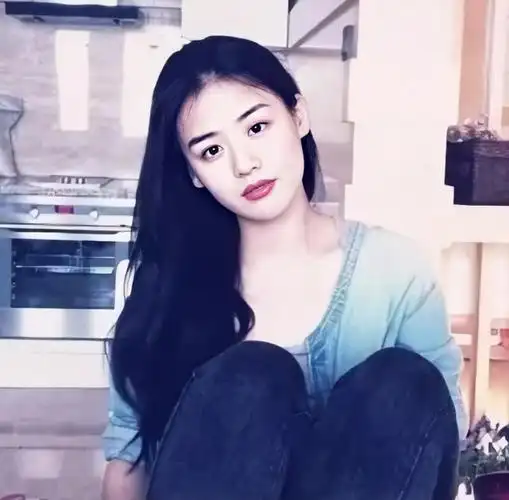 近期,作家饶雪漫还晒出了一张马思纯刚出道时的写真照片.