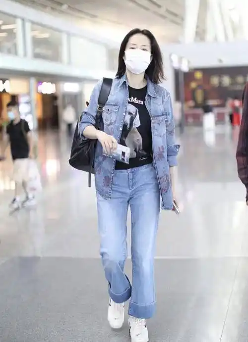 原创刘敏涛身穿牛仔套装走机场背个黑色单肩包状态别提多么好了
