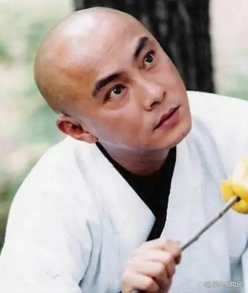 张卫健在他事业最鼎盛的时期,常常以光头形象出现在荧幕上.