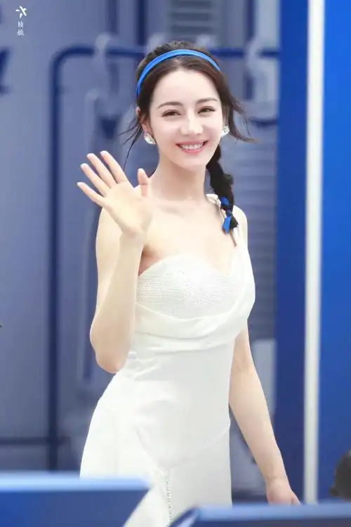 迪丽热巴最新活动造型 白色开衩长裙,麻花辫 好美 很难不心动__财经