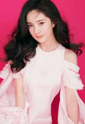 桐谷美玲拍杂志穿搭写真披羽绒服秀户外简约搭配 "照片中她半扎起头发