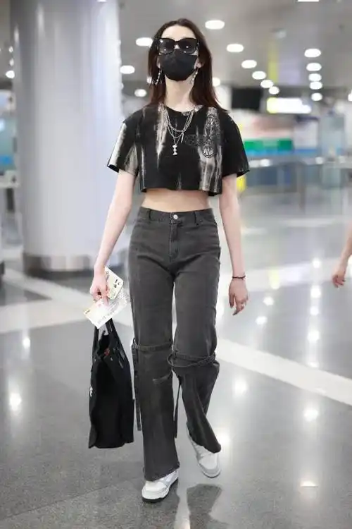 张艺凡穿黑色短t叠戴项链 搭配高腰水洗牛仔裤时髦满分_少女_必备_好