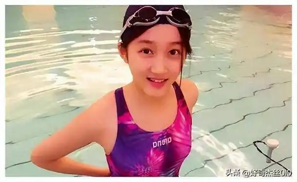 关晓彤双马尾泳衣照曝光,与鹿晗嬉皮笑脸