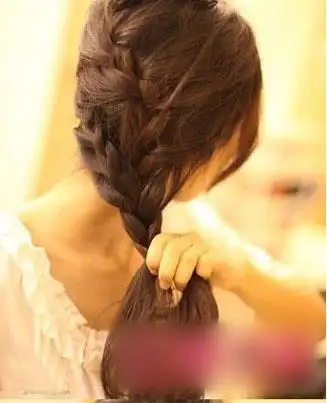 小编推荐简单的宴会发型 精致好看的韩式编发