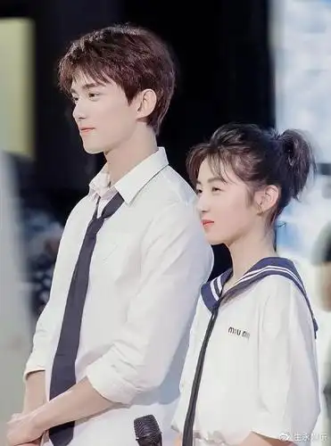 张子枫主动找吴磊握手两人后台互动花絮曝光网友超甜