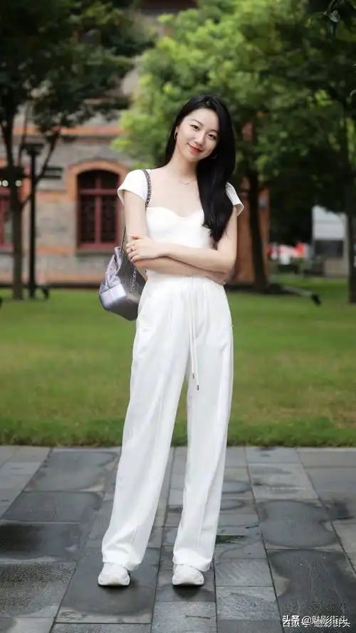 夏装颜色怎么选清爽干净的白色让你的穿搭更有气质感