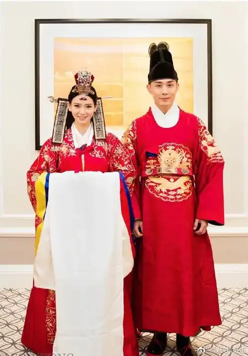 戚薇穿韩国结婚传统服饰也好好看啊,李承铉白色西装好帅,一时不知道该