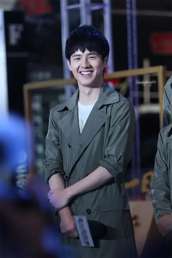 看刘昊然这天真的笑容,露出虎牙的样子,真的特别迷人!