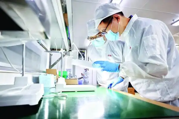 亿纬锂能研发人员在实验室检测电池外观.惠州日报记者李松权 摄