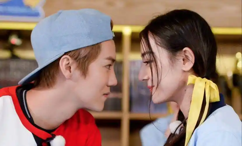 关晓彤的演艺生涯和与鹿晗的爱情史_恋情_观众_演技