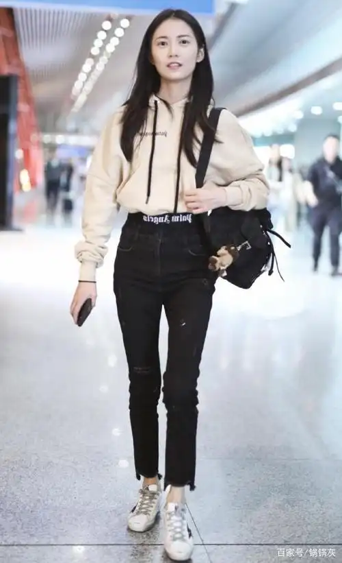 陈钰琪现身机场,黑色紧身裤勒出小细腿,身材太瘦惹人心疼