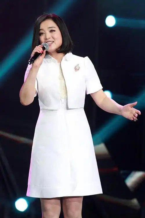 歌手白雪,28岁结婚,离异后再爱小8岁男友,如今生活幸福事业旺