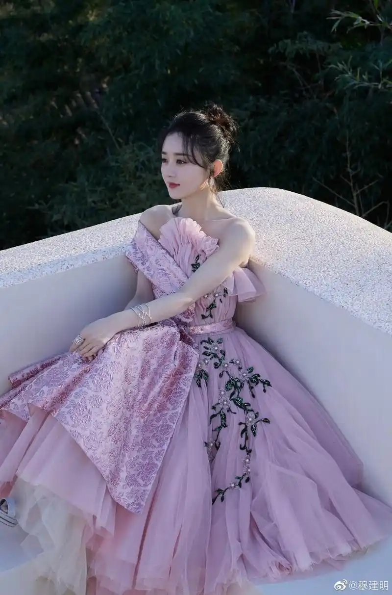 赵丽颖穿粉色公主裙 秀一字肩大展好身材