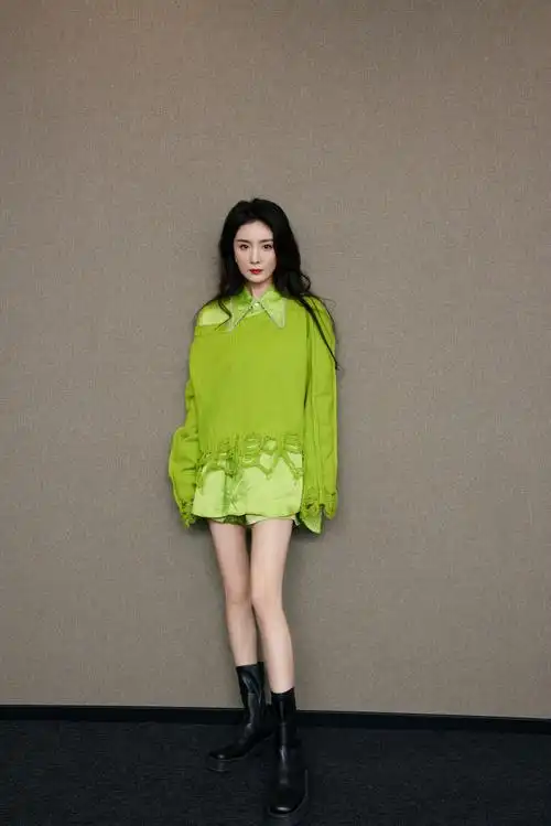 杨幂绿色衬衫毛衣叠穿##杨幂绿色衬衫毛衣直播造型