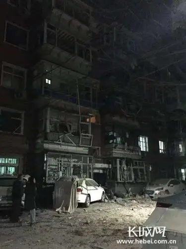 突发:石家庄一居民楼发生爆炸 现场伤亡不明