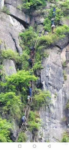 "悬崖村"名叫"阿土列尔村"位于四川省凉山彝族自治州昭觉县支尔莫乡.