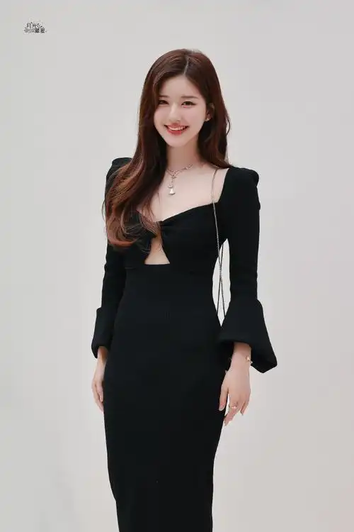 赵露思宝格丽品牌代言人##赵露思黑色镂空长裙造型