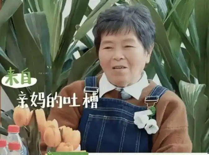 黄渤一家在西宁游玩,妻子装扮低调与婆婆热聊,8岁女儿正脸曝光_生日