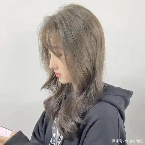 淡淡的金色使头发更有质感,增加了精神和甜美的流行气息