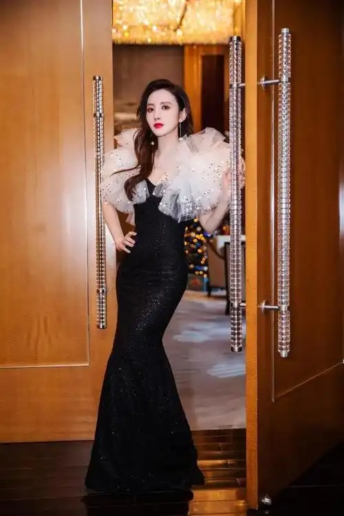 被天津美女"张萌"惊艳到!穿抹胸裙变"大号水蜜桃",性感又迷人|时尚|穿