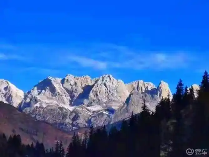 自驾游看风景#迭部~措美峰秦岭迭山系"措美峰"(海拔4920米)从公路进