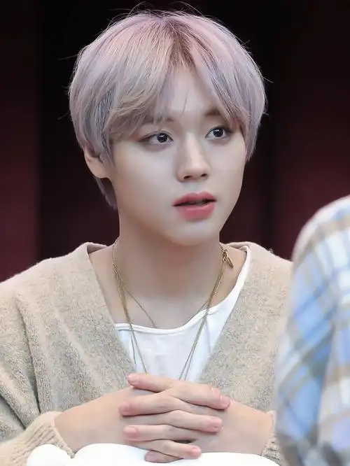 人间甜眨朴志训,多重魅力击中人心,时尚感更是让人合不拢嘴