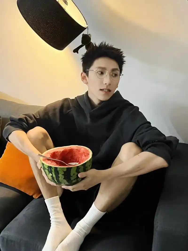 我也不想发照片啊,可是这是#范世琦 唱的哎! - 抖音