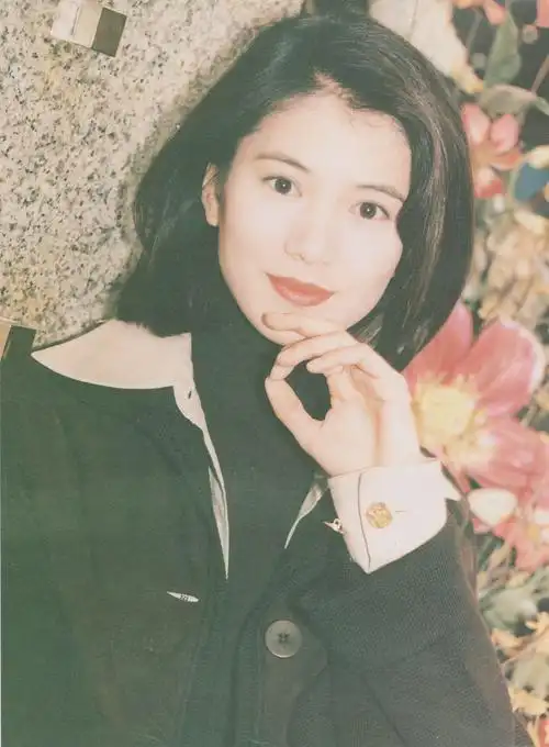 这里要说一下,大家只关注各位美女年轻的模样和气质就好,请忽略她们