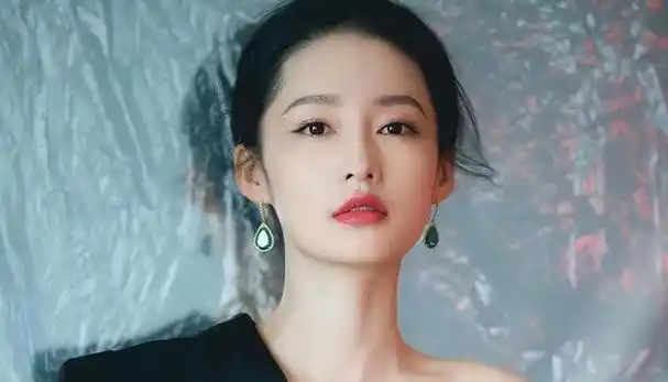 事实证明,"被国家秘密培养9年"的李沁,早已走上另一条大道