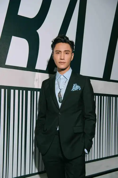 帅到犯规!陈坤亮相prada大秀质感西装彰显国际风范