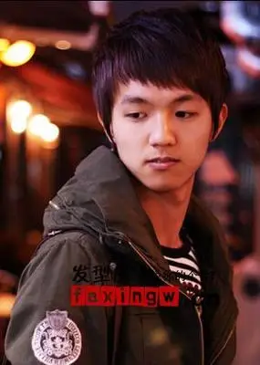 柔顺的直发,除了造型上适当修剪之外,最重要的是发色,也就是发型的