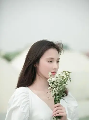 的泡泡袖,有一点俏皮,为造型增添一份小甜美,减龄效果明显,少女感十足