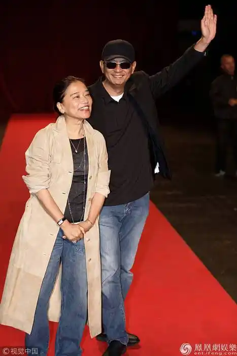 王家卫与妻子贴面耳语撒狗粮