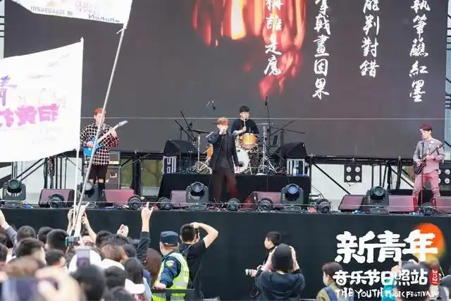 嗨爆!海报新闻·2021新青年音乐节日照站燃情开唱!