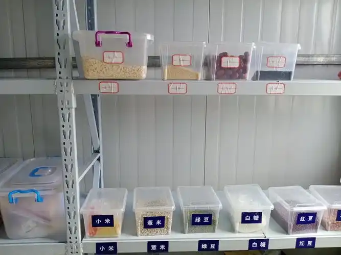 各类食品归类摆放!
