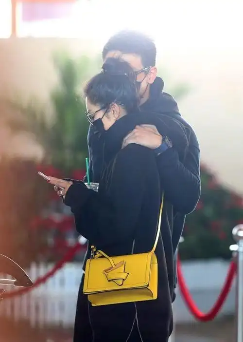 李冰冰潮装与小男友同框全程如胶似漆少女味儿十足