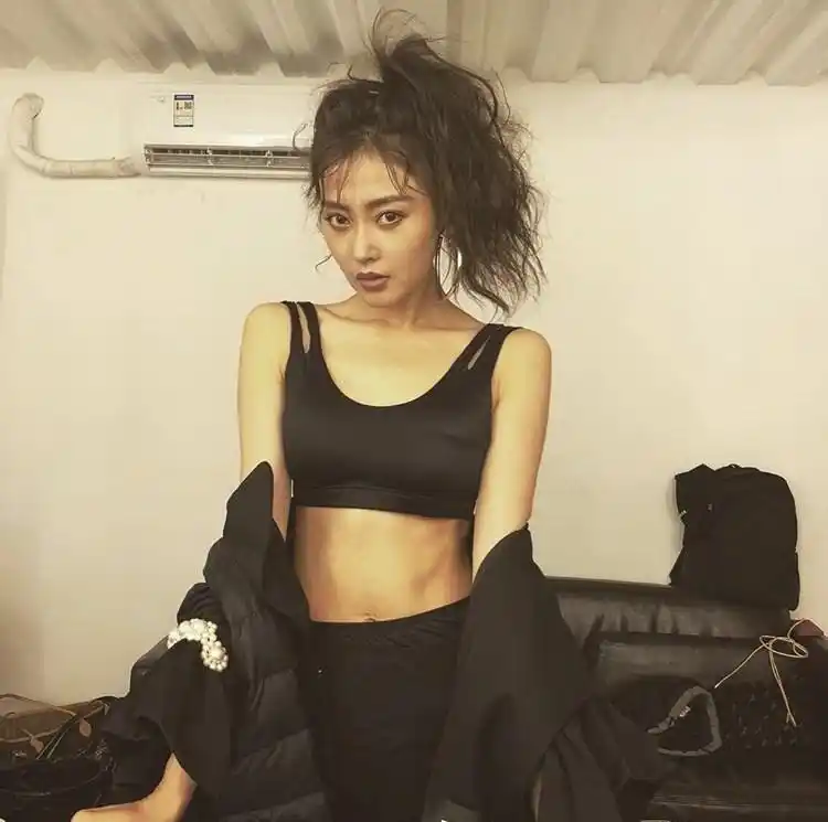 张天爱化身"巧克力"少女 晒图大秀马甲线