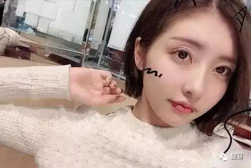 王思聪前女友豆得儿要出道,上快本脸都歪了,网友却称这是整容过度?
