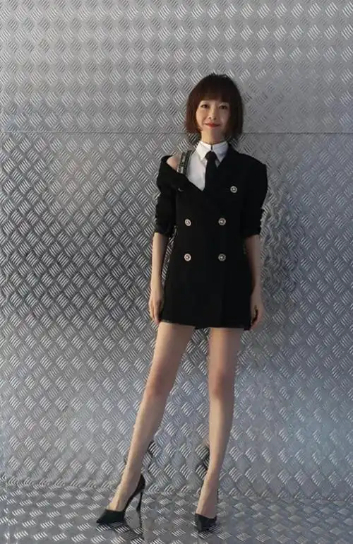 回顾鲁豫:初婚嫁老外,二婚嫁初恋,今52岁无儿无女,一个人生活