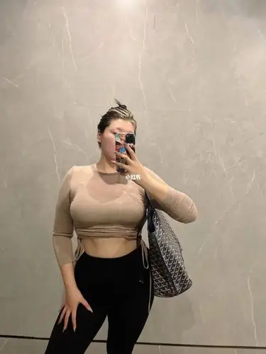 170斤大码女孩健身房自拍姿势示范