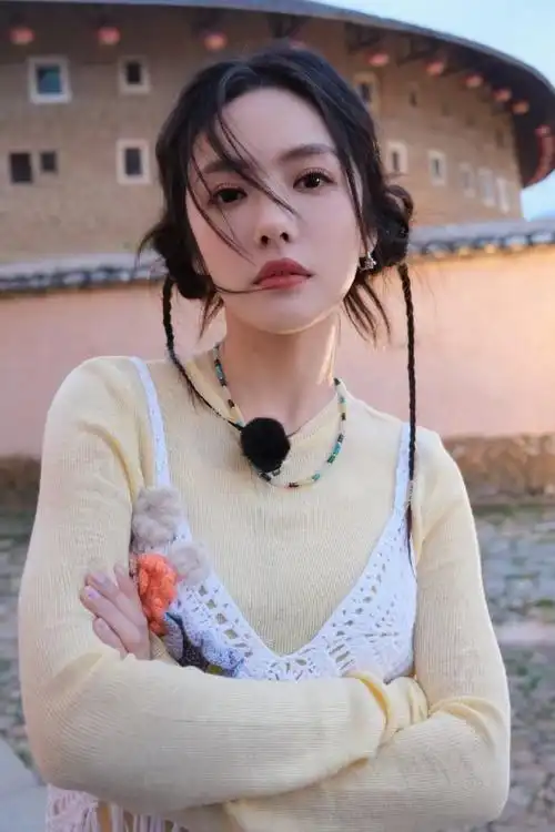 两个丸子头看起来温柔了好多,笑起来太甜了!