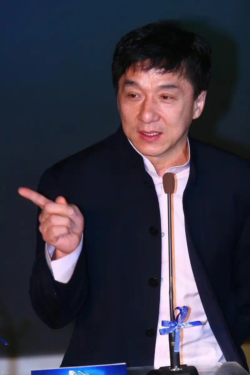 图文:博纳英龙经纪公司成立-成龙发表感言