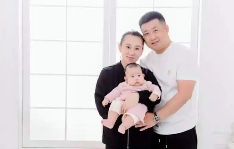 丫蛋的现任老公也是赵本山的徒弟,名为小鹏飞(原名李绰).